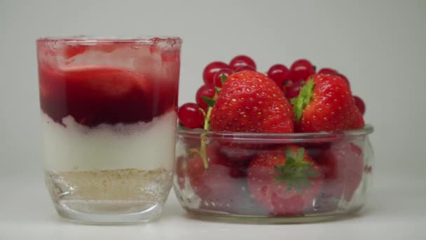 Delectable Strawberry Shortcake Glass Few Strawberries Red Currants Clear Bowl — Αρχείο Βίντεο