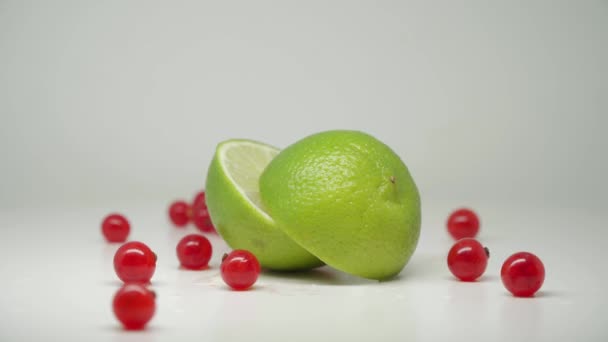 Red Cherry Turntable Sliced Lemon Close Shot — Vídeo de stock