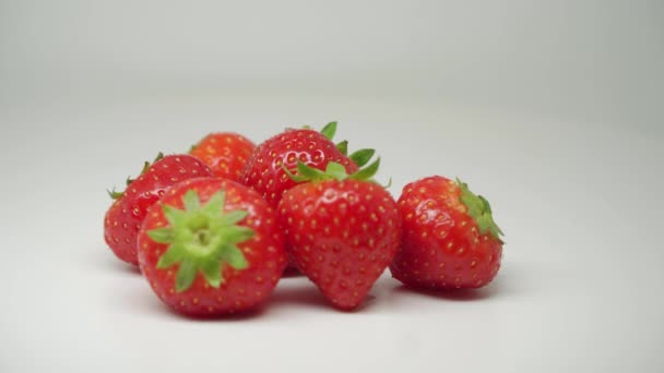 Six Red Strawberries Rotating Table Pure White Background Close Shot — 图库视频影像