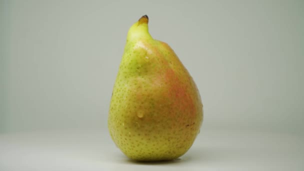 Heart Shaped Green Pear Moving Turntable Close Shot — 图库视频影像