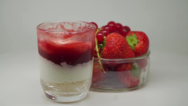Strawberries Grapes Glass Bowl Together Delicious Strawberry Shake Turntable Close — Vídeo de Stock