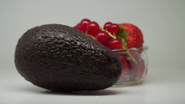 Mixed Fruits Turntable Looks Delicious Grapes Strawberries Glass Bowl Avocado — Vídeo de Stock