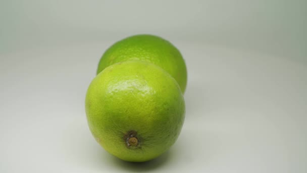 Two Green Sour Lemons Moving Circular Motion Close Shot — Wideo stockowe