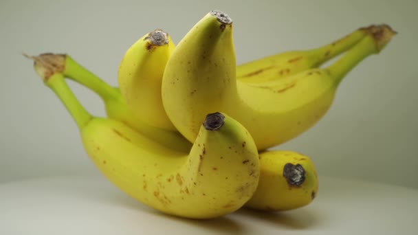 Four Freshly Picked Ripe Bananas Turntable Close Shot — Αρχείο Βίντεο