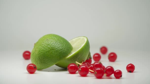 Green Lime Sliced Horizontally Stalks Red Currants Table Close Shot — Vídeo de stock