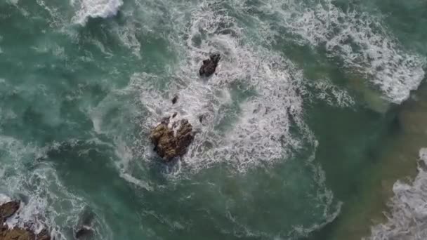 Brilliant Green Waves Meet Rocks Shore Create Dramatic Chaos — Video Stock