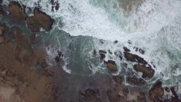 Хвилі Ламаються Берегових Скелях Літаючими Птахами Високо Вертикальне Повітря — стокове відео