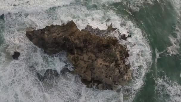 Ocean Waves Crash Rugged Rock Outcropping South Africa Aerial — стоковое видео