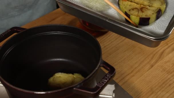 Chef Simmering Deep Fried Kamonasu Japanese Aubergine Home Kitchen Tokyo — Video Stock