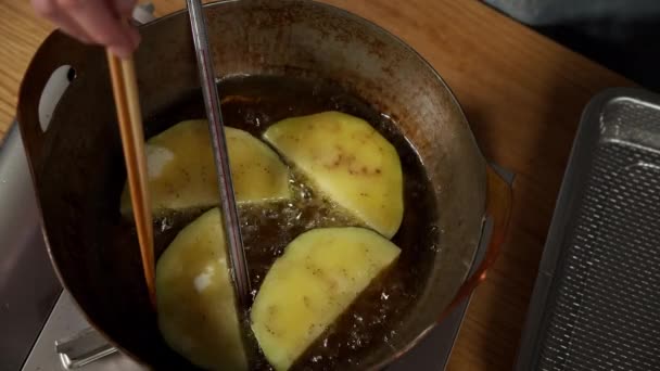 Une Chef Friture Kamonasu Aubergine Ronde Japonaise Dans Cuisine Maison — Video