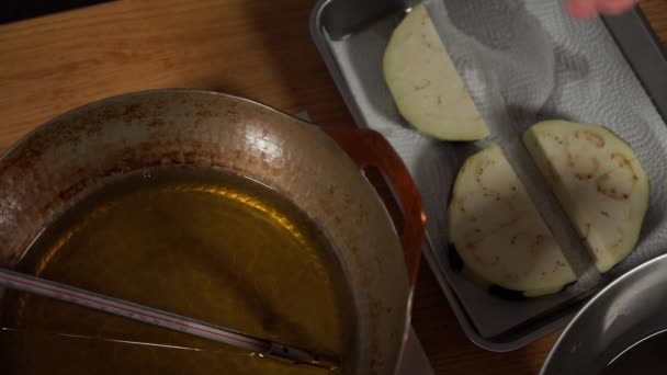 Japanese Female Chef Deep Frying Kamonasu Japanese Aubergine Her Home — Vídeo de Stock