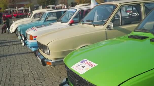 Lineup Old Classic Cars Cluj Napoca Motor Show Revealing Shot — стоковое видео