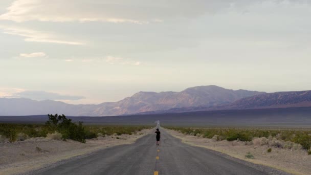 Woman Walking Middle Road Death Valley National Park California Usa — стоковое видео