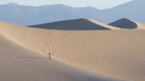 Woman Walking Steep Sand Dune Death Valley National Park California — Vídeo de Stock