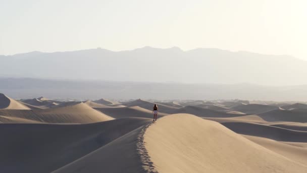 Ultra Slow Motion Shot Woman Walking Sand Dune Desert Death — Stok Video
