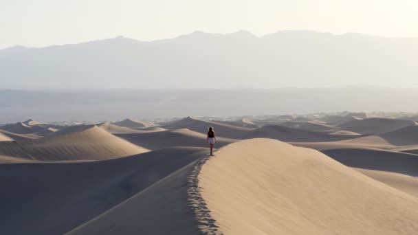 Ultra Slow Motion Shot Woman Balancing Sand Dune Desert Death — Αρχείο Βίντεο