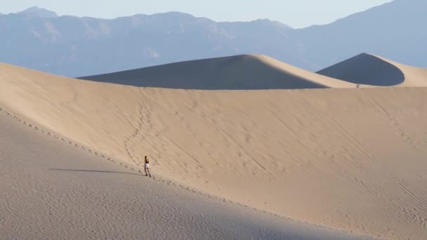 Woman Walking Steep Sand Dune Death Valley National Park California — Αρχείο Βίντεο
