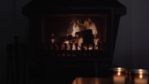 Steady Shot Living Room Burning Fireplace Candles Out Focus Front — Vídeo de stock