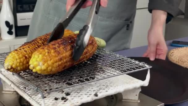 Japanese Female Chef Removes Corn Heat Her Home Kitchen Tokyo — Αρχείο Βίντεο