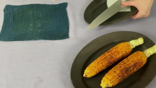 Japanese Female Chef Puts Corn Cutting Board Her Home Kitchen — 图库视频影像
