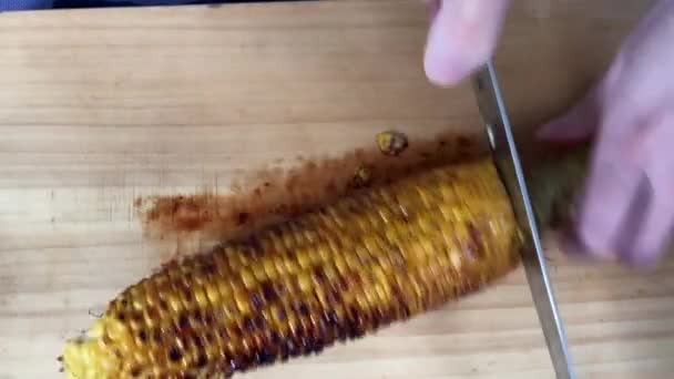 Japanese Female Chef Cuts Corn Cutting Board Her Home Kitchen — Αρχείο Βίντεο