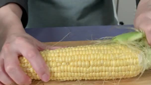 Japanese Female Chef Husking Corn Her Home Kitchen Tokyo Japan — Vídeo de Stock