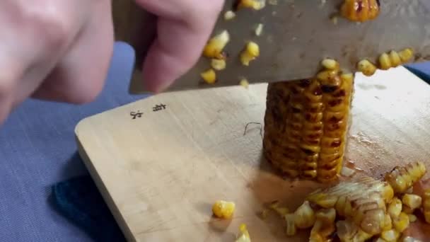 Removing Kernels Corncob Home Kitchen Tokyo Japan July 2019 Camera — Stockvideo