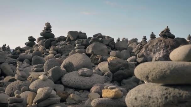 Zoom Footage Stacked Pebbles Seashore Numerous Varied Sized Rocks Tenerife — Vídeo de stock