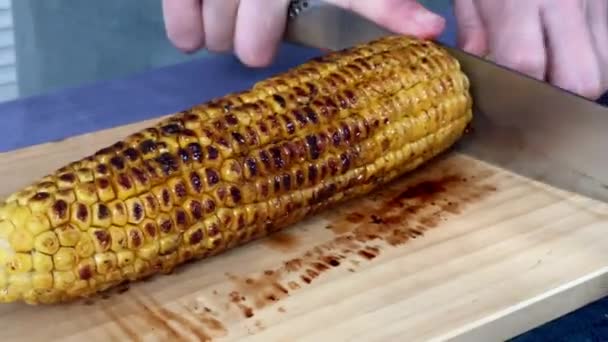 Japanese Female Chef Cuts Corn Cutting Board Her Home Kitchen — Vídeos de Stock