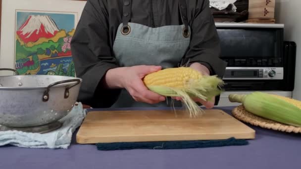 Japanese Female Chef Husking Corn Her Home Kitchen Tokyo Japan — Vídeo de stock