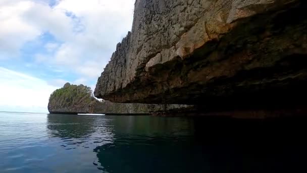 Driving Limestone Island Small Boat — Stockvideo