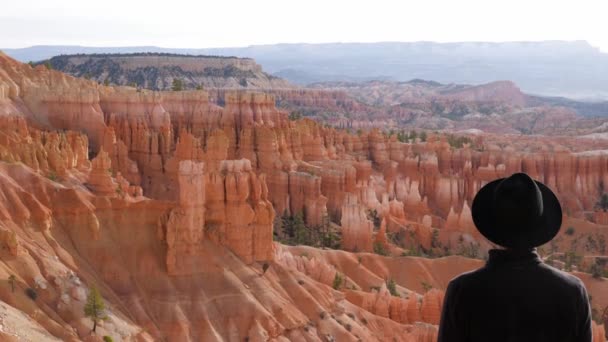 Slow Motion Shot Tourist Black Hat Looking Hoodoos Bryce Canyon — Stockvideo