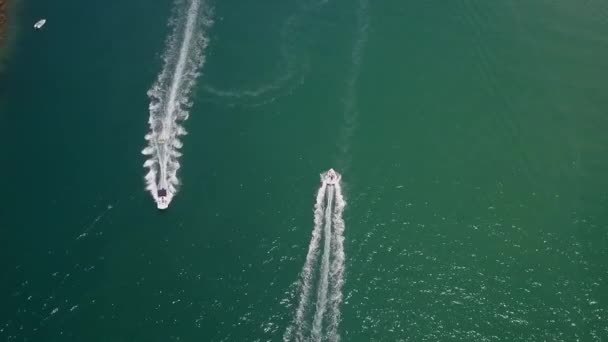 Recreation Boaters Enjoy Vivid Green Lagoon Warm Sunny Day Aerial — Stockvideo