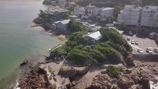 Lighthouse Restaurant Rugged Rocky Headland Rotating Aerial — Stockvideo