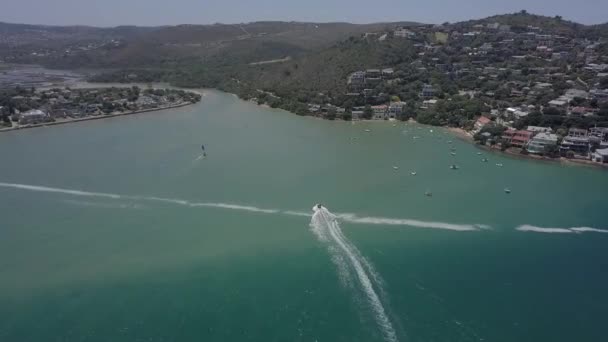 Windsurfer Motorboat Return Shore Shallow Green Lagoon — Vídeo de stock