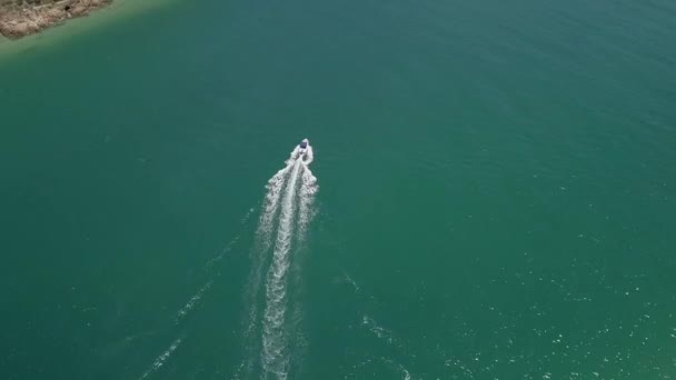Motorboat Crossing Lagoon Navigates Deep Channel Shore Aerial — Vídeos de Stock