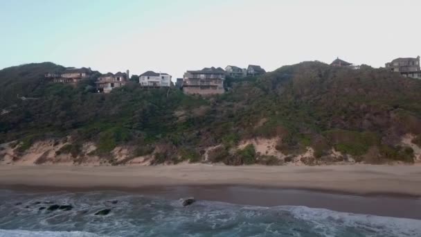 Homes Rugged Steep Shoreline Brenton Sea Dolly Aerial Right — Stock video