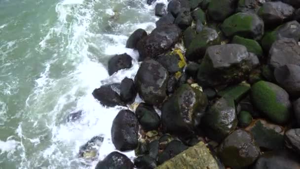 Waves Crashing Moss Covered Rocks Shore View Top Still Shot — ストック動画