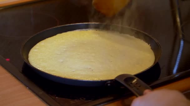 Flipping Pancake Wooden Spatula Frying Pan Slow Motion — Αρχείο Βίντεο