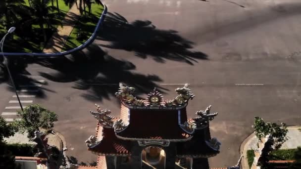 Traditional Vietnamese Decoration Roof Ancient Buddhist Temple Entrance Aerial — Vídeos de Stock
