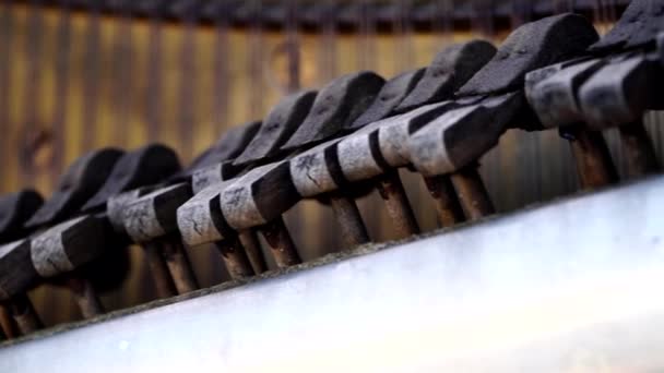 Old Broken Hammers Deteriorated Abandoned Piano Panning Close — Vídeo de stock