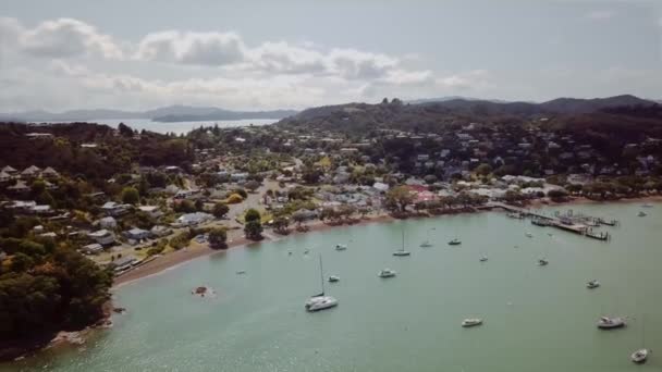 Aerial Tracking Township Russel Boats Anchored Summers Day — Stock video