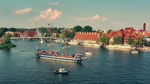 Een Zeilboot Drijvend Langs Het Meer Stad Mikoajki — Stockvideo