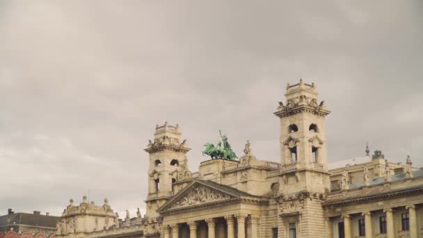 Magnificennt Facade Budapest Museum Ethnography Tilt Wide Shot — Αρχείο Βίντεο