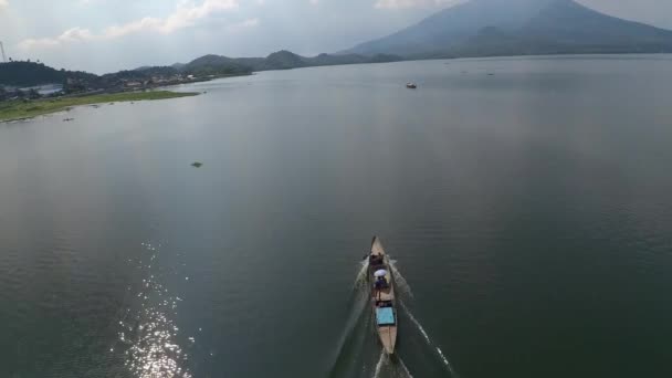 Aerial View Moving Single Motor Fishing Boat Lake Buhi Camarines — 비디오