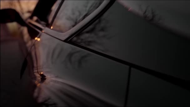 ターン信号が点滅するスポーツカーのテールライトデザインのクローズアップ — ストック動画