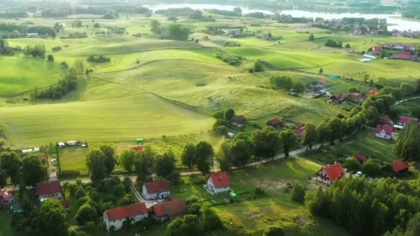 Luchtfoto Van Heuvelachtig Terrein Met Rondom Meren — Stockvideo