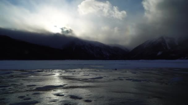夕阳西下 云彩在双子湖和群山上空移动 时间流逝 — 图库视频影像