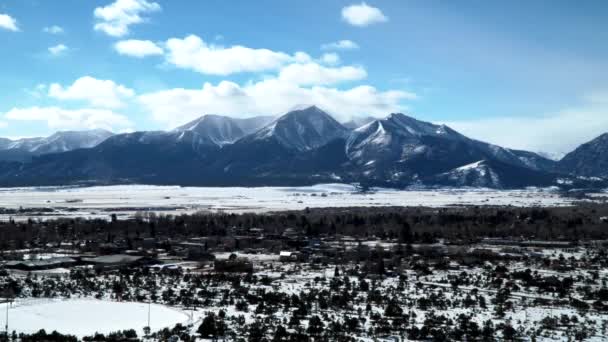 Wolken Ziehen Über Buena Vista Und Mount Princton Zeitraffer — Stockvideo