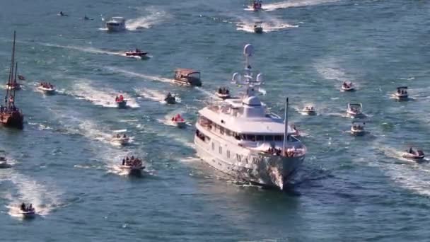 Superyacht Katharine Acompañado Muchos Barcos Sale Del Puerto Knysna — Vídeo de stock